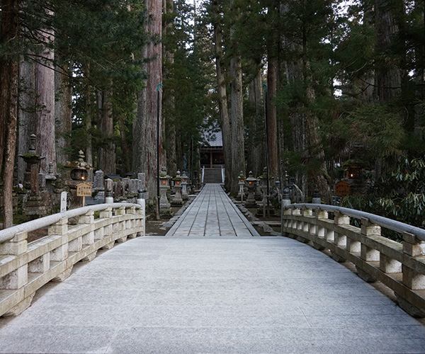 奥の院